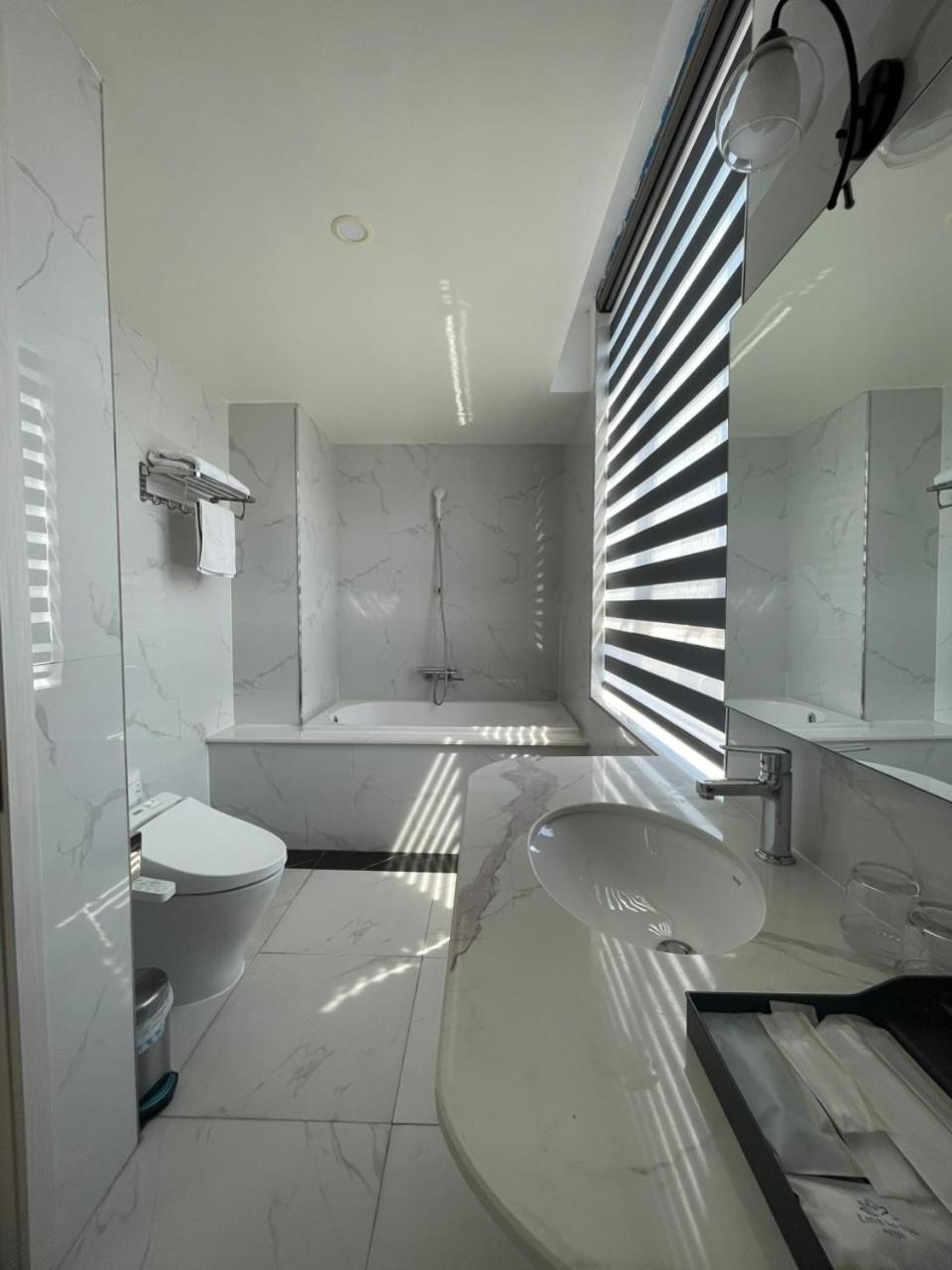 Lotus Hotel & Apartment Hải Phòng Extérieur photo