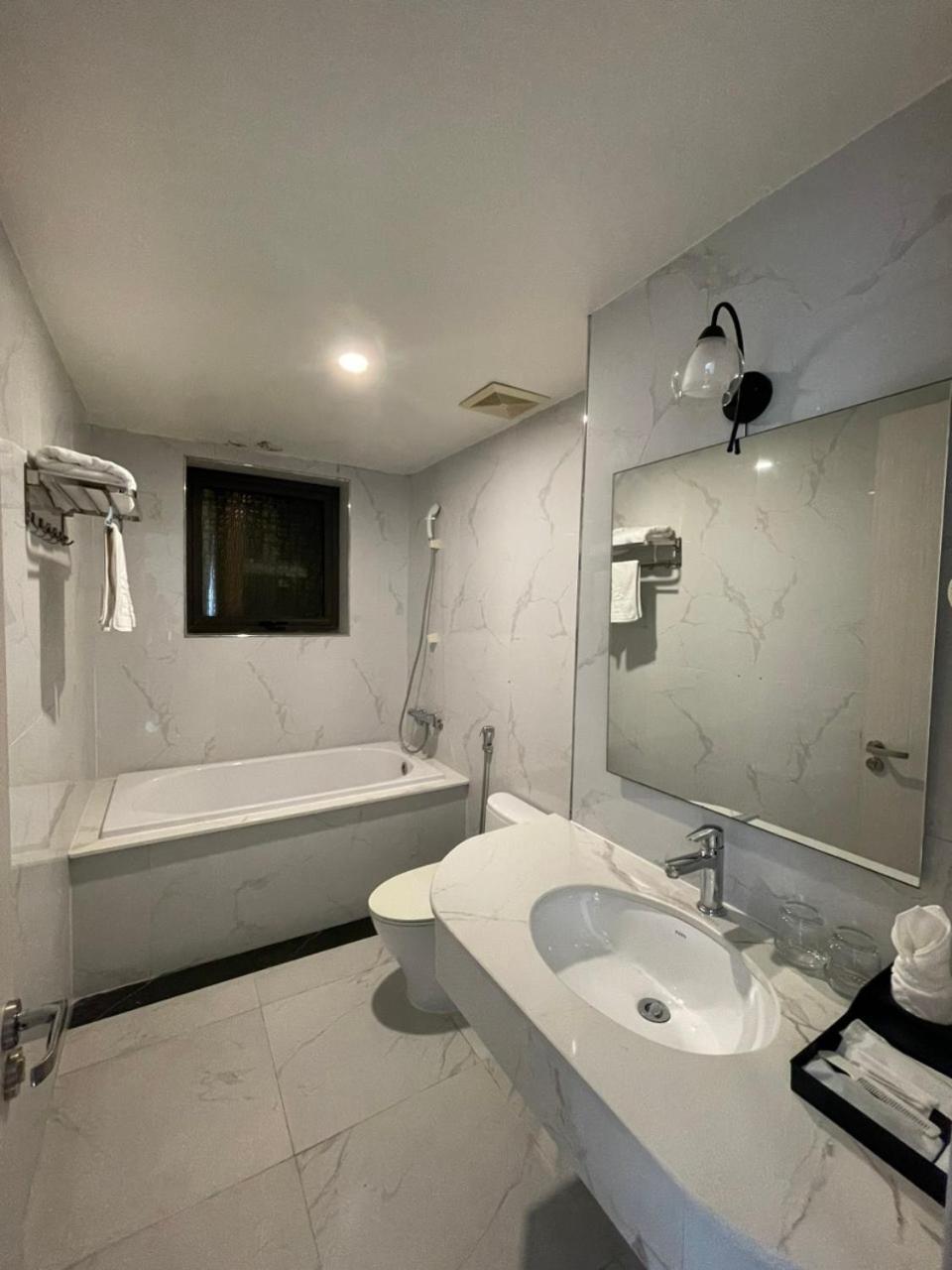 Lotus Hotel & Apartment Hải Phòng Extérieur photo